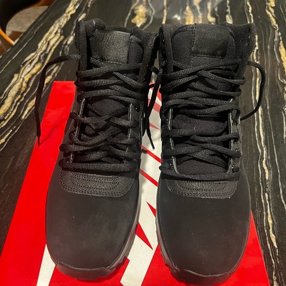 Men’s Nike Manoadome Winter Boots - Picture 2 of 6